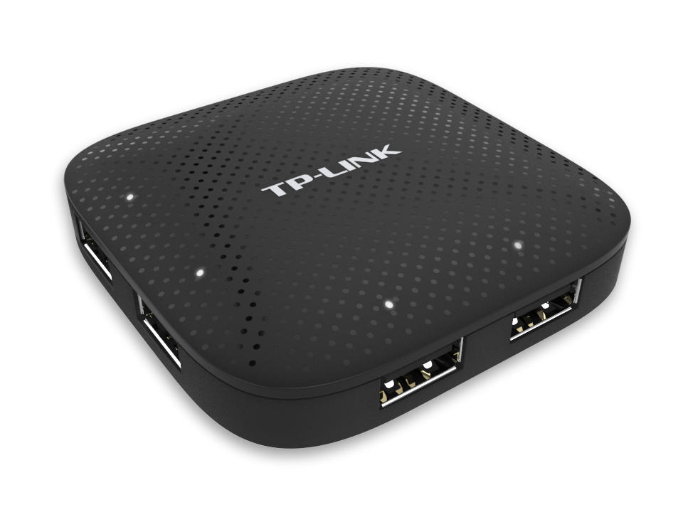 Beyaz zemin üzerinde dört bağlantı noktalı siyah TP-Link USB hub, açılı görünüm.