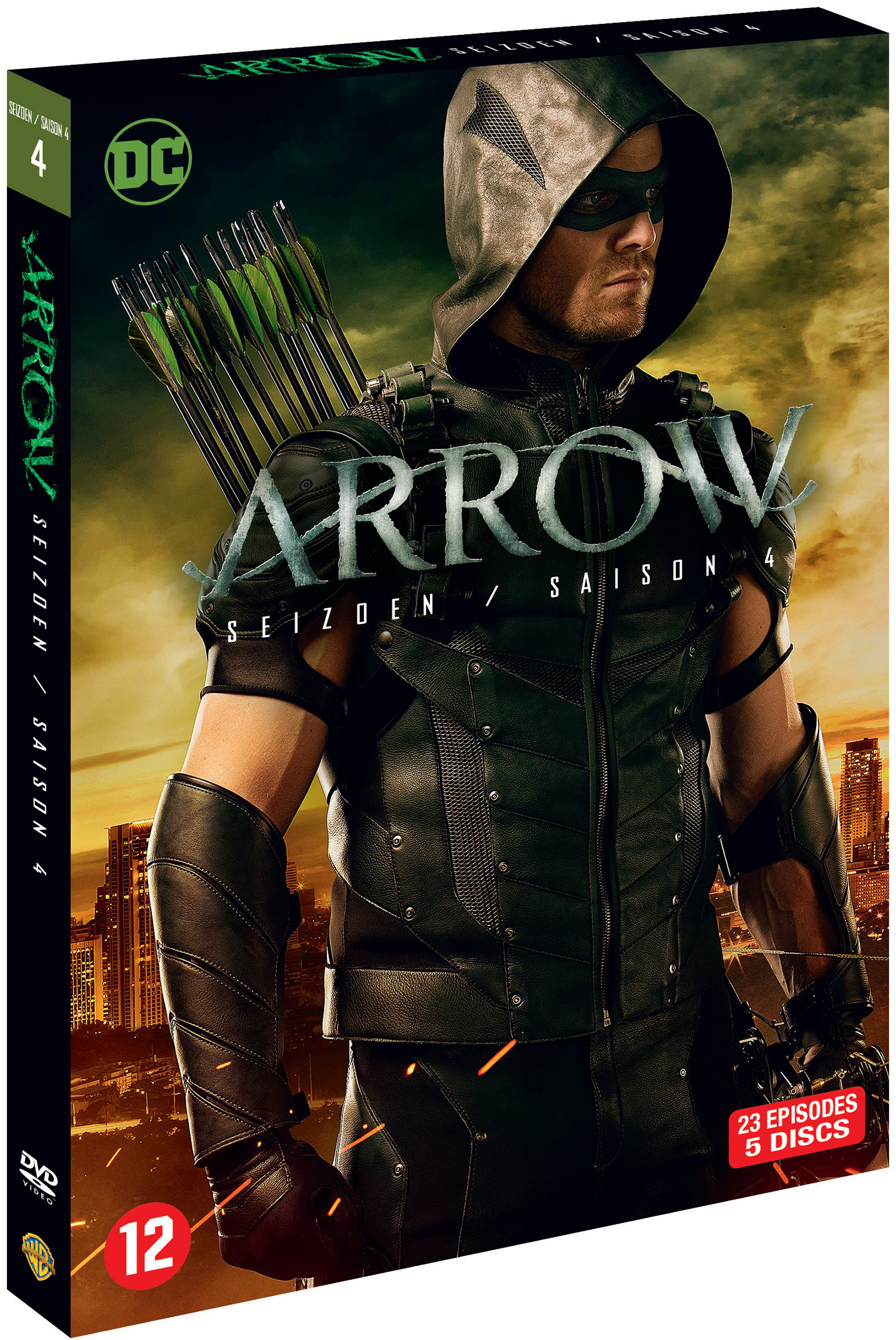 Couverture DVD de la saison 4 de 'Arrow', avec Green Arrow en capuche et carquois, et du texte.