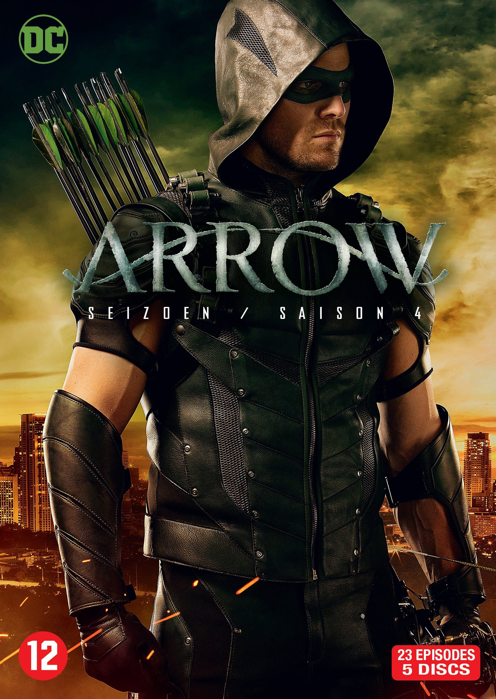 Couverture DVD : Homme en costume vert, flèche dans le dos. Texte : Arrow, Saison 4.