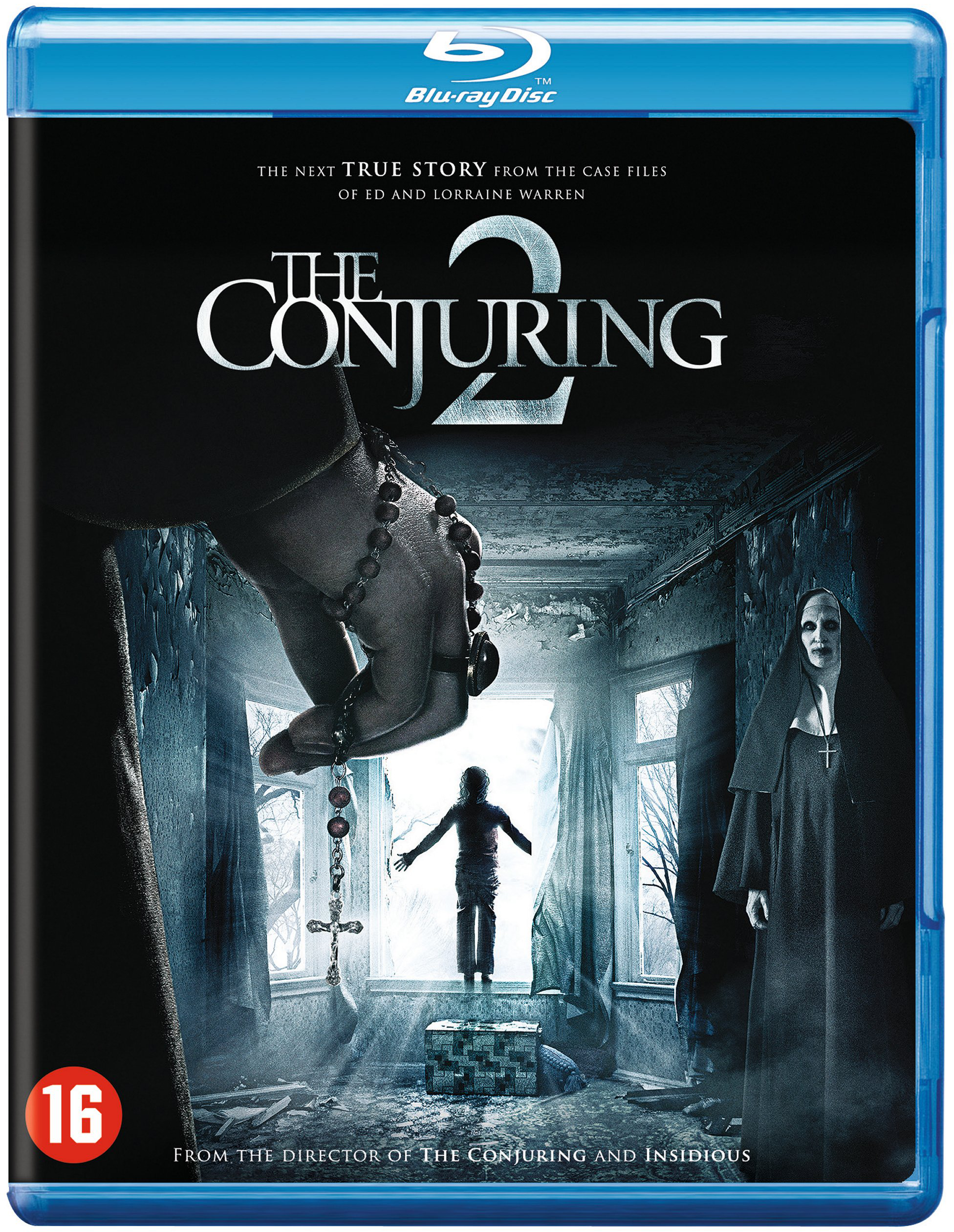 La couverture Blu-ray de The Conjuring 2. Une nonne est dans un couloir sombre. Un enfant est au loin.