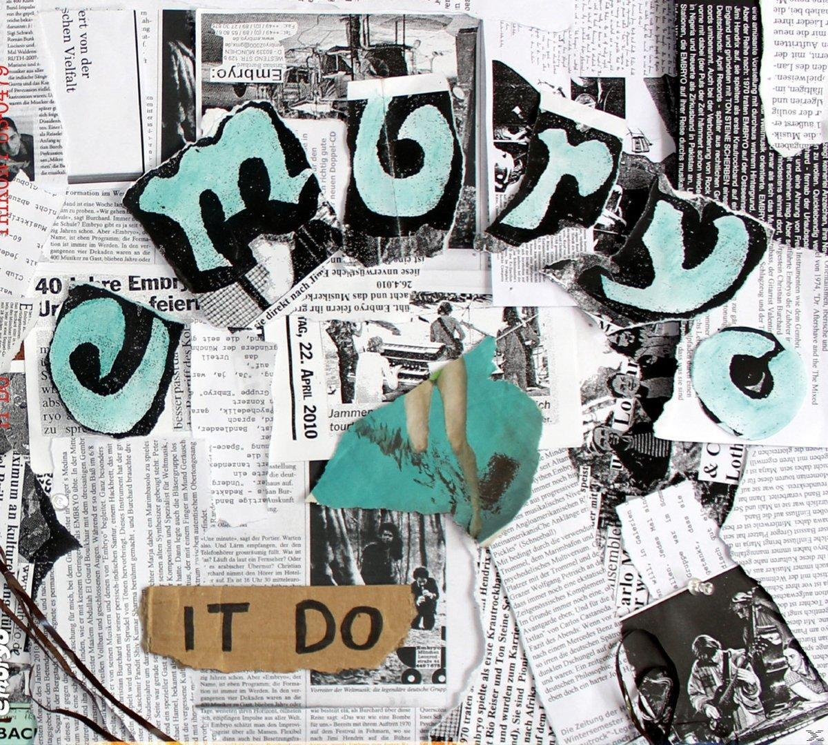 Eine Collage aus zerrissenem Papier und Text, blaue und schwarze Farbstriche, mit den Worten "IT DO".