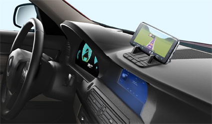 Intérieur d'une voiture avec un système de navigation sur le tableau de bord. L'écran affiche une carte de navigation.