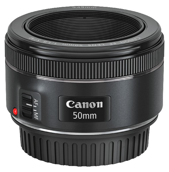 Egy fekete Canon 50mm-es objektív fehér Canon felirattal és AF/MF kapcsolóval.