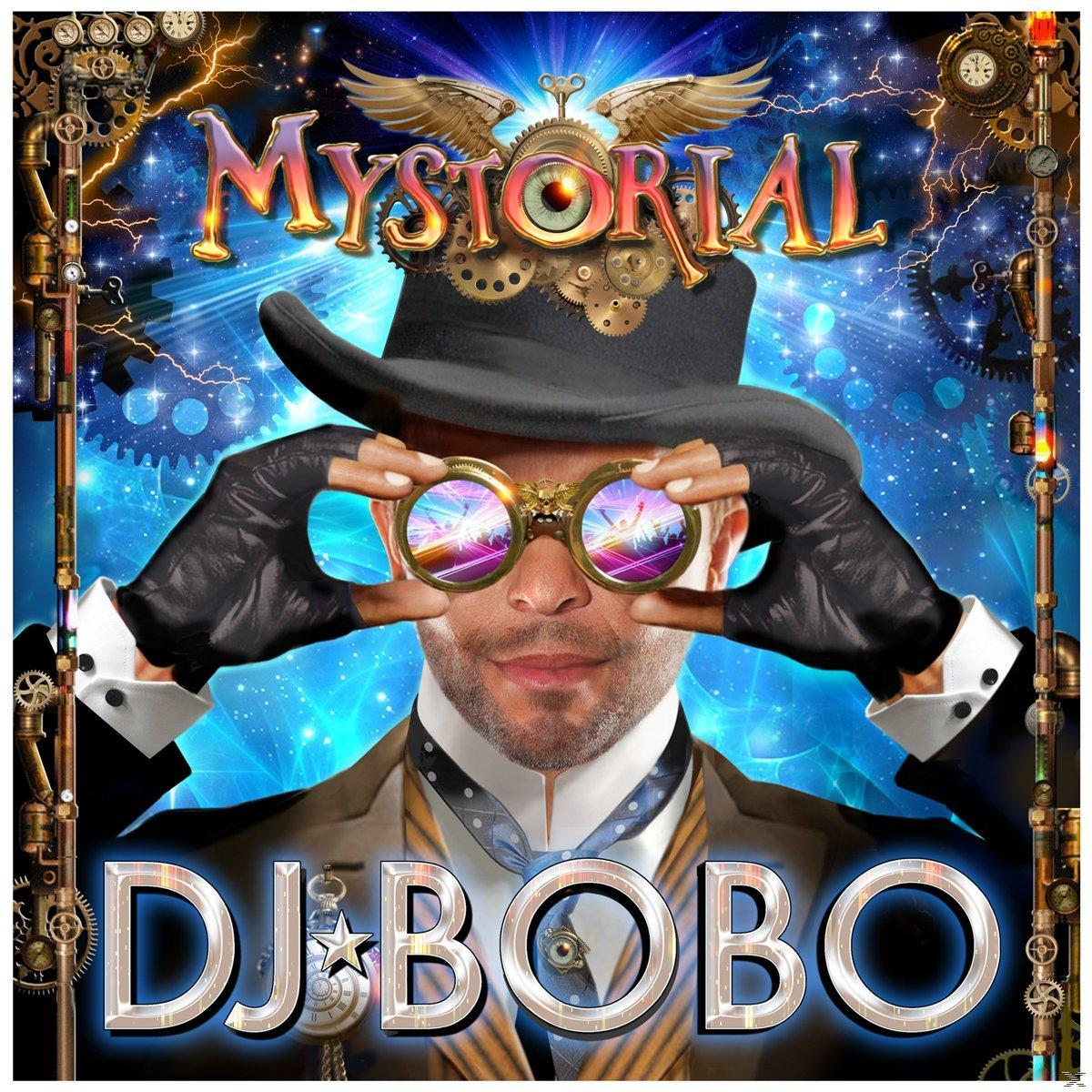 Albumcover mit einem Mann mit Brille, Hut und Zahnrädern. Der Titel lautet „Mystorial“.