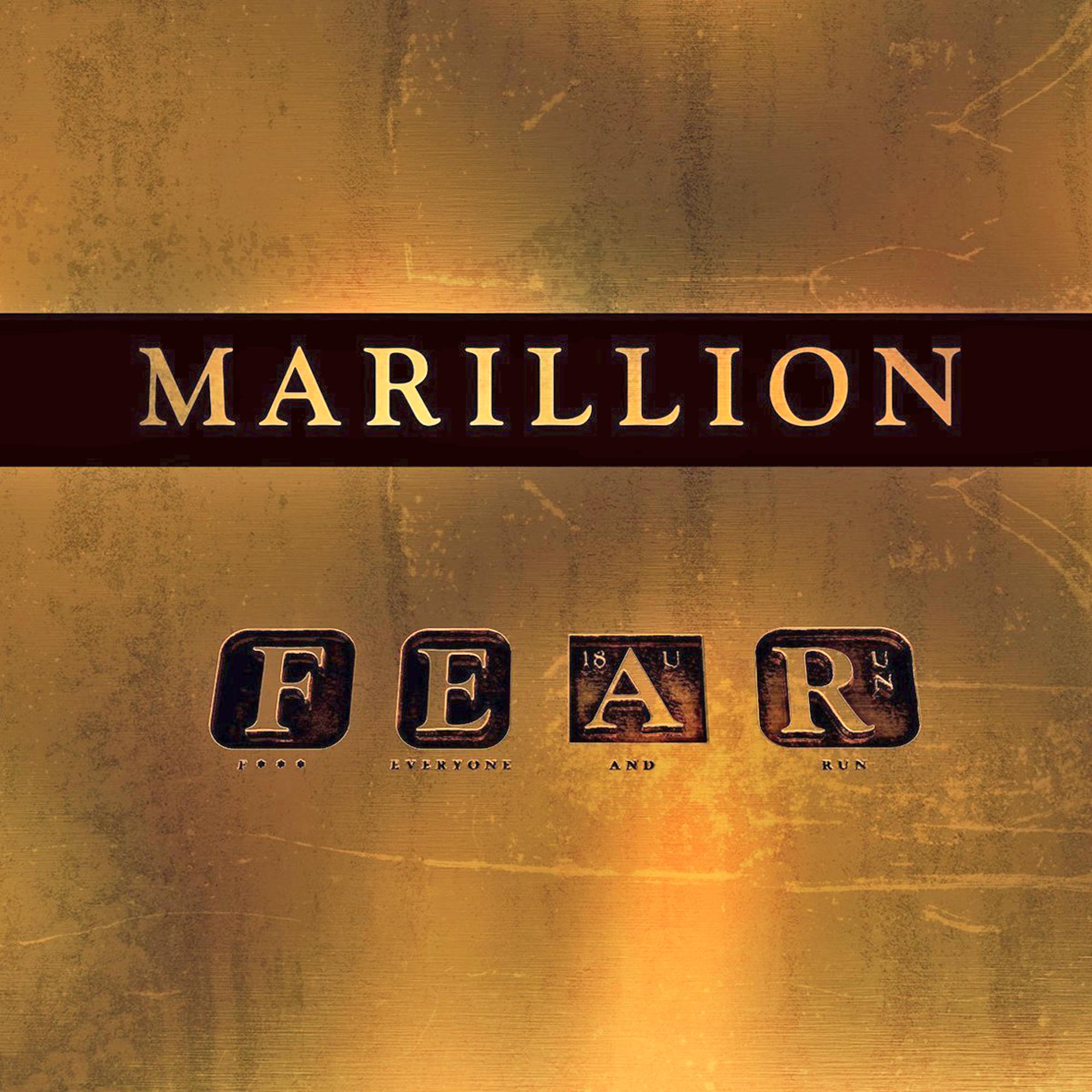 Albumcover mit dem Wort 'MARILLION' oben und 'FEAR' mit anderen Wörtern darunter auf goldenem Hintergrund.