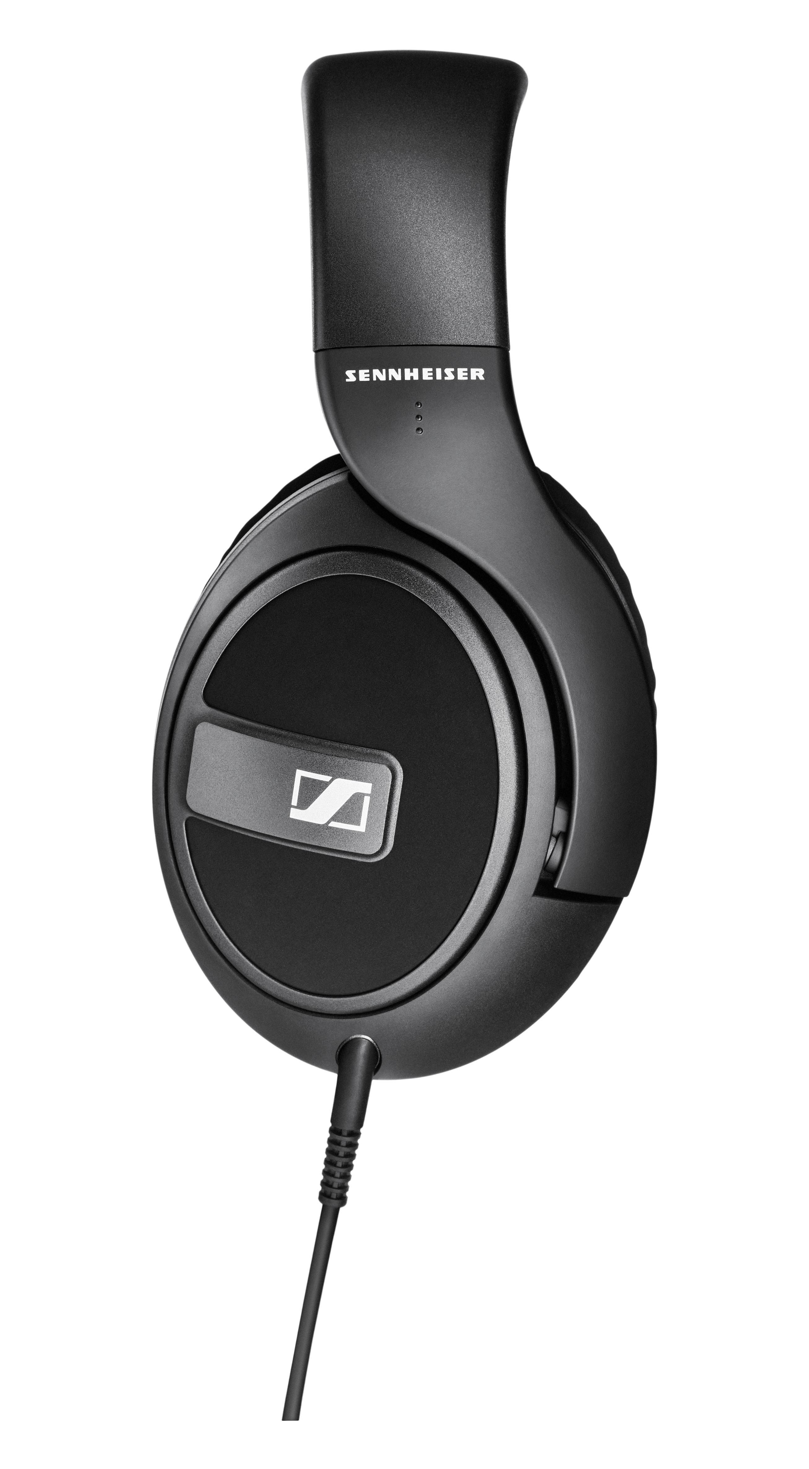 Schwarze Kopfhörer, Marke Sennheiser. Ohrmuscheln und Bügel sichtbar. Kabel befestigt.