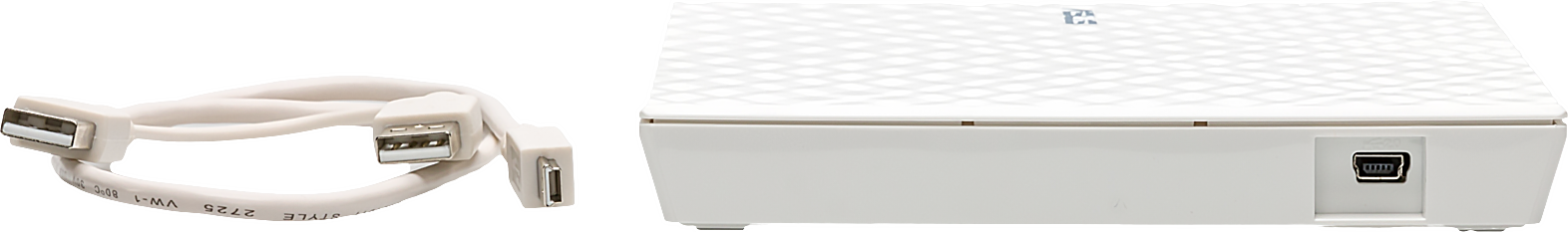Fehér router-szerű eszköz fehér USB kábellel. Fehér eszköz USB porttal.