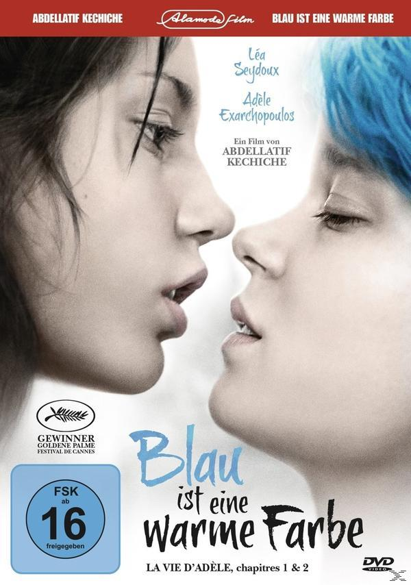Zwei Frauen stehen sich auf dem Filmplakat gegenüber, küssen sich, mit französischem Text. Blau ist eine warme Farbe.