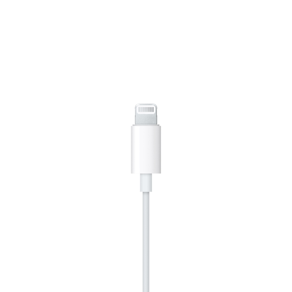 Ein weißes Lightning-Kabel zum Aufladen von Geräten. Es befindet sich auf weißem Hintergrund.