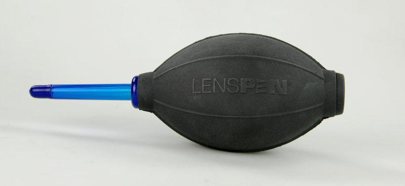 LensPen: fekete gumilufi kék tisztítókefével, fehér háttér.