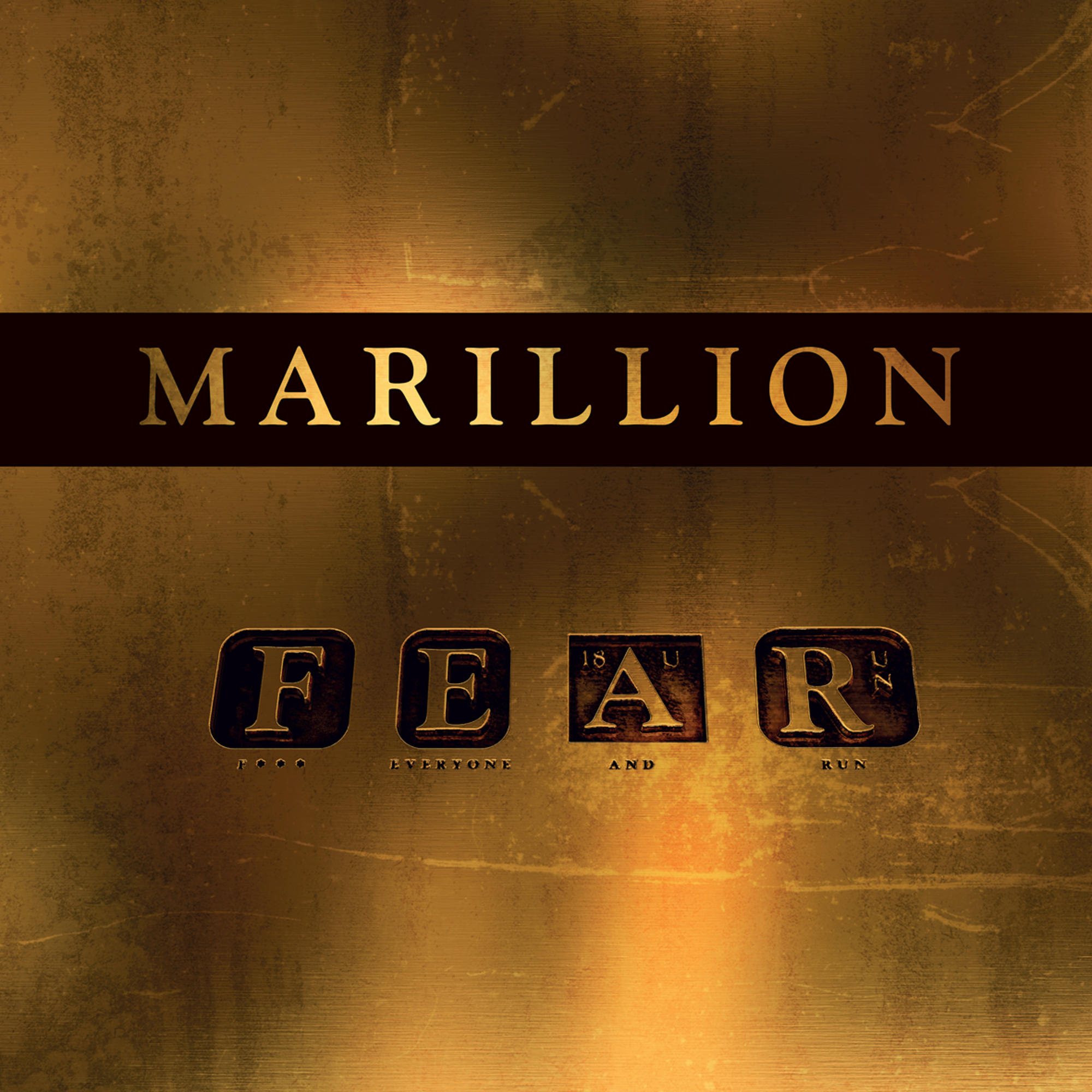 Albumcover mit goldenem Hintergrund und dem Wort MARILLION. Text: FEAR, EVERYONE, AND, RUN.