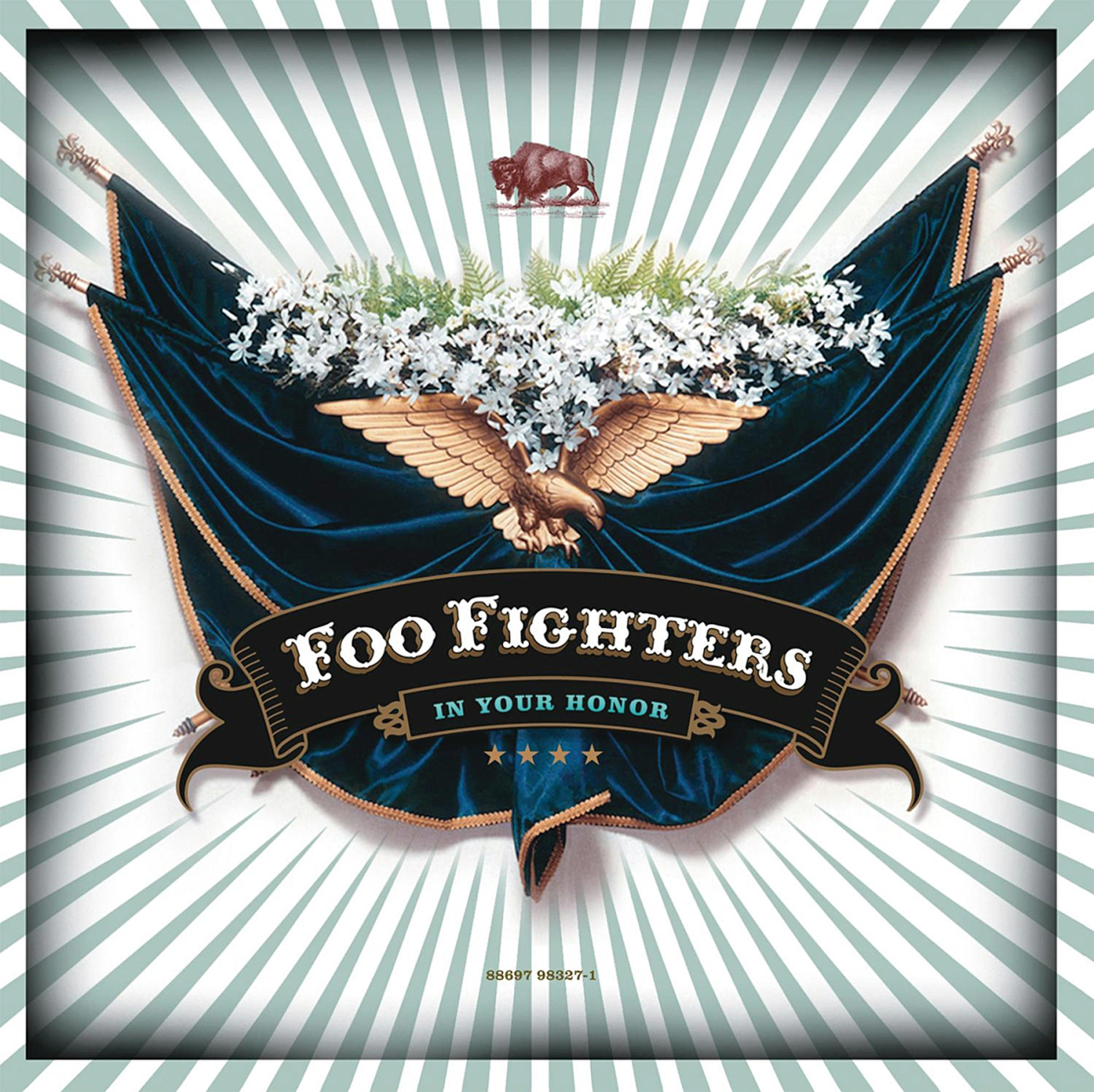 Albumcover: Foo Fighters Banner mit Adler und Blumen. Blau und Gold. Weißer und blauer Hintergrund.