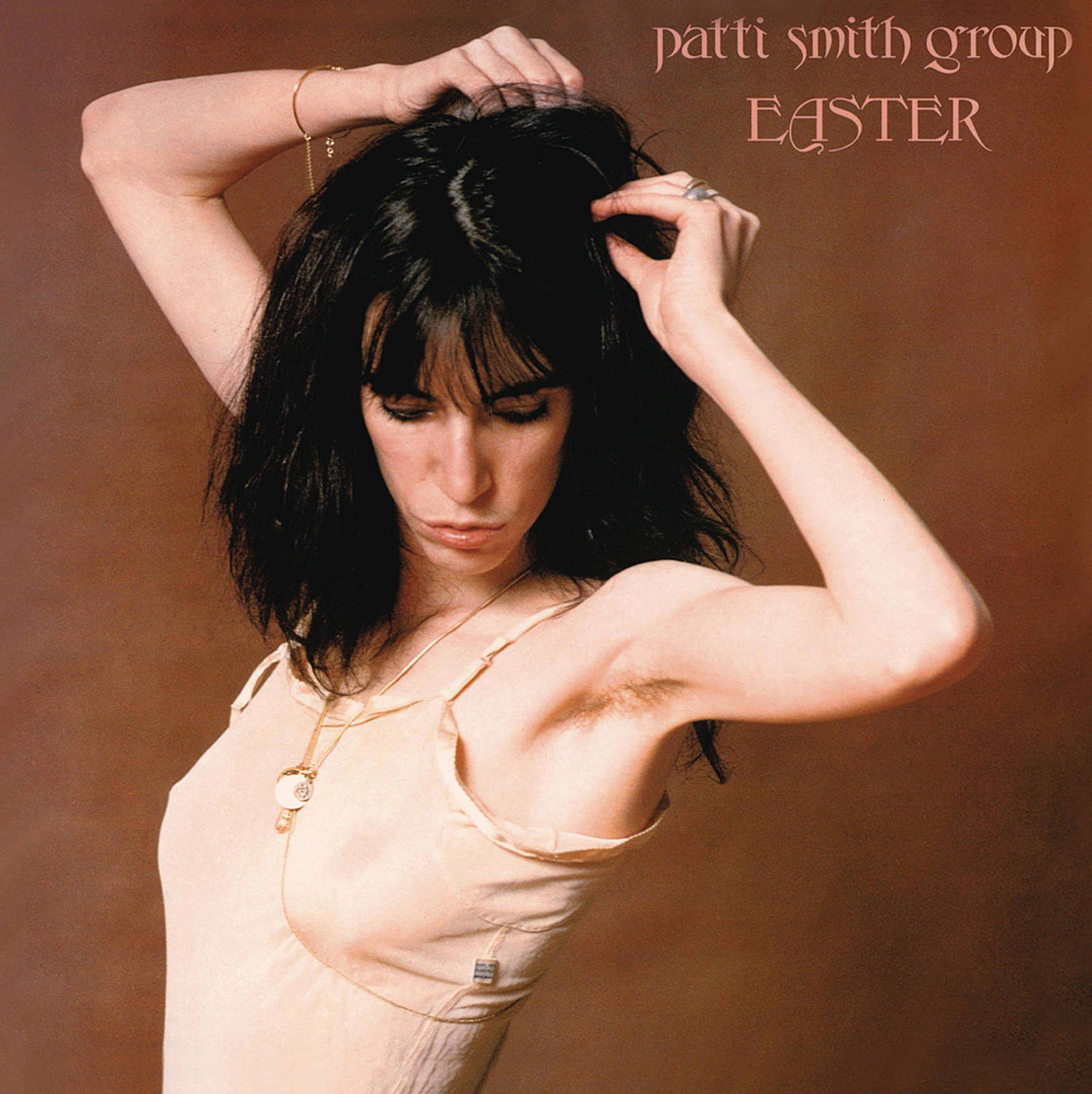 Albumcover. Eine Frau in hellem Kleid mit erhobenen Armen. Titel: Patti Smith Group, Easter.