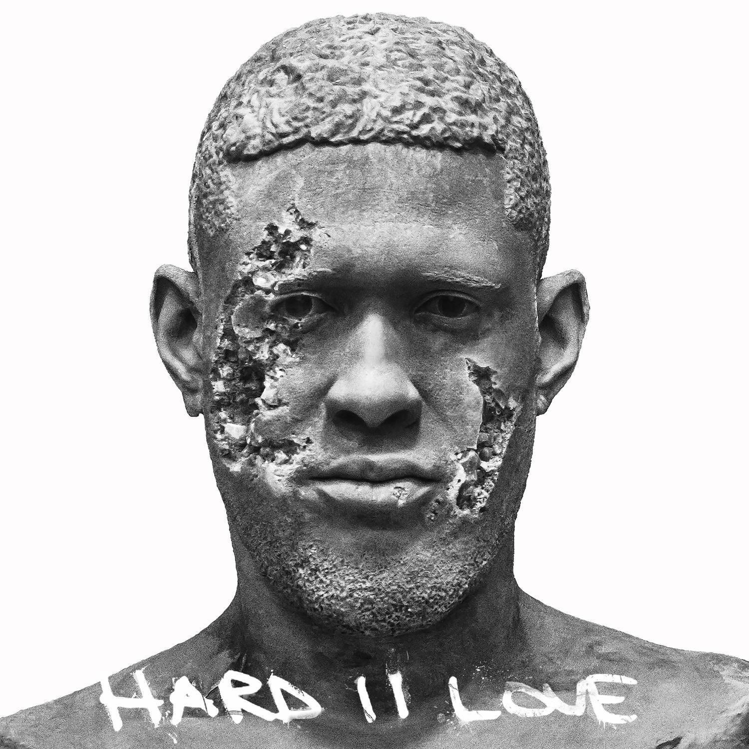 Buste van een man met getextureerde huid en haar, met delen van zijn gezicht ontbreken. Tekst 'HARD II LOVE' staat op zijn borst.