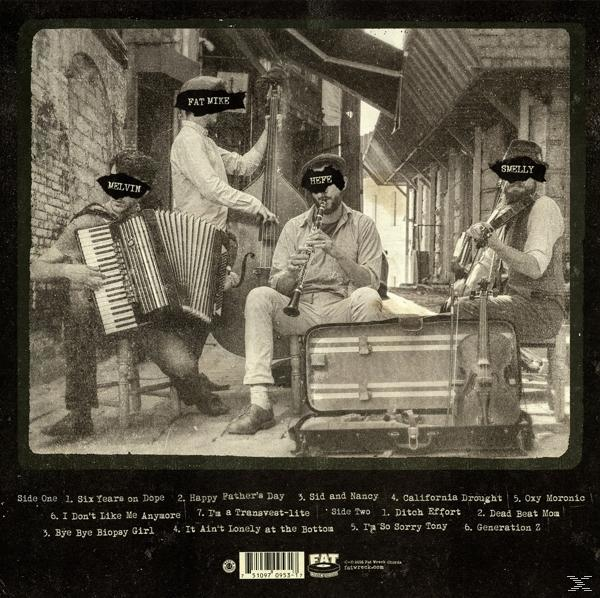 Albumcover mit einer Band und Text. Schwarz-Weiß-Fotografie mit Text über dem Bild.