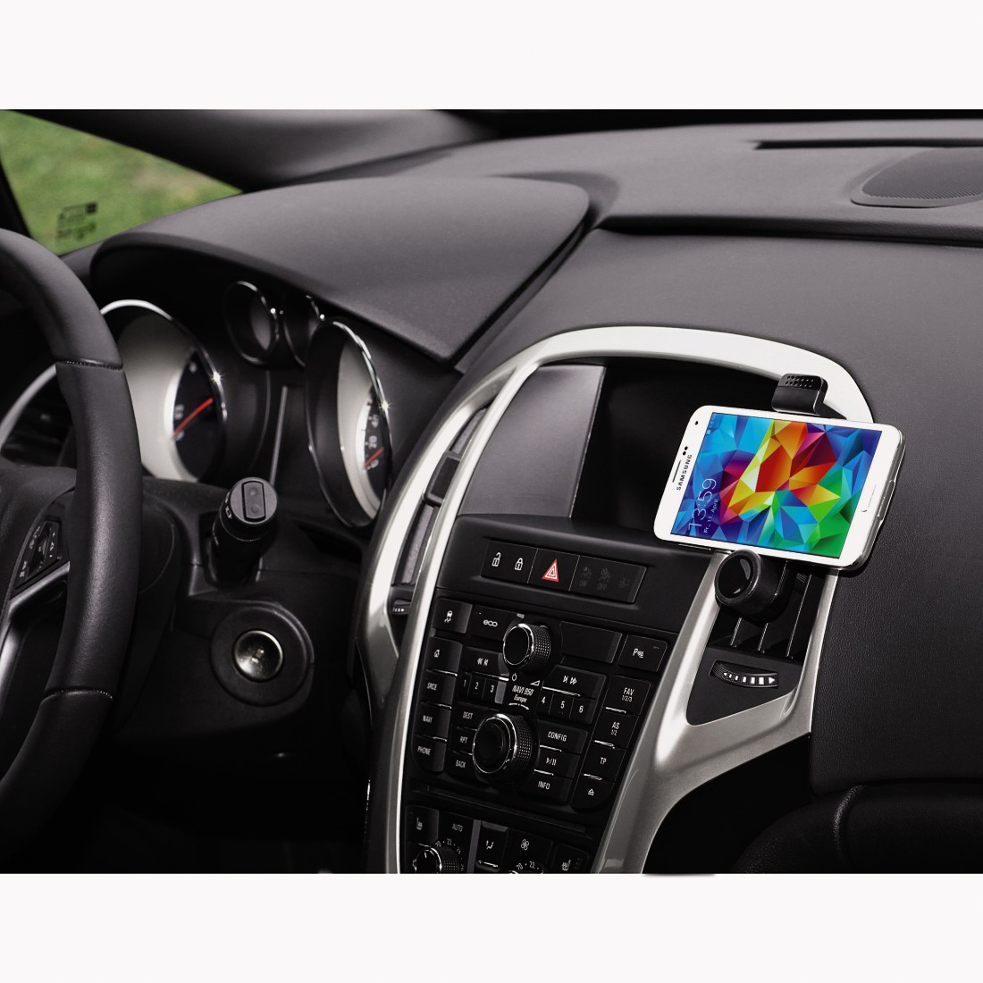 Ein Autointerieur mit einem auf dem Armaturenbrett montierten Telefon, das einen farbenfrohen Bildschirm zeigt.