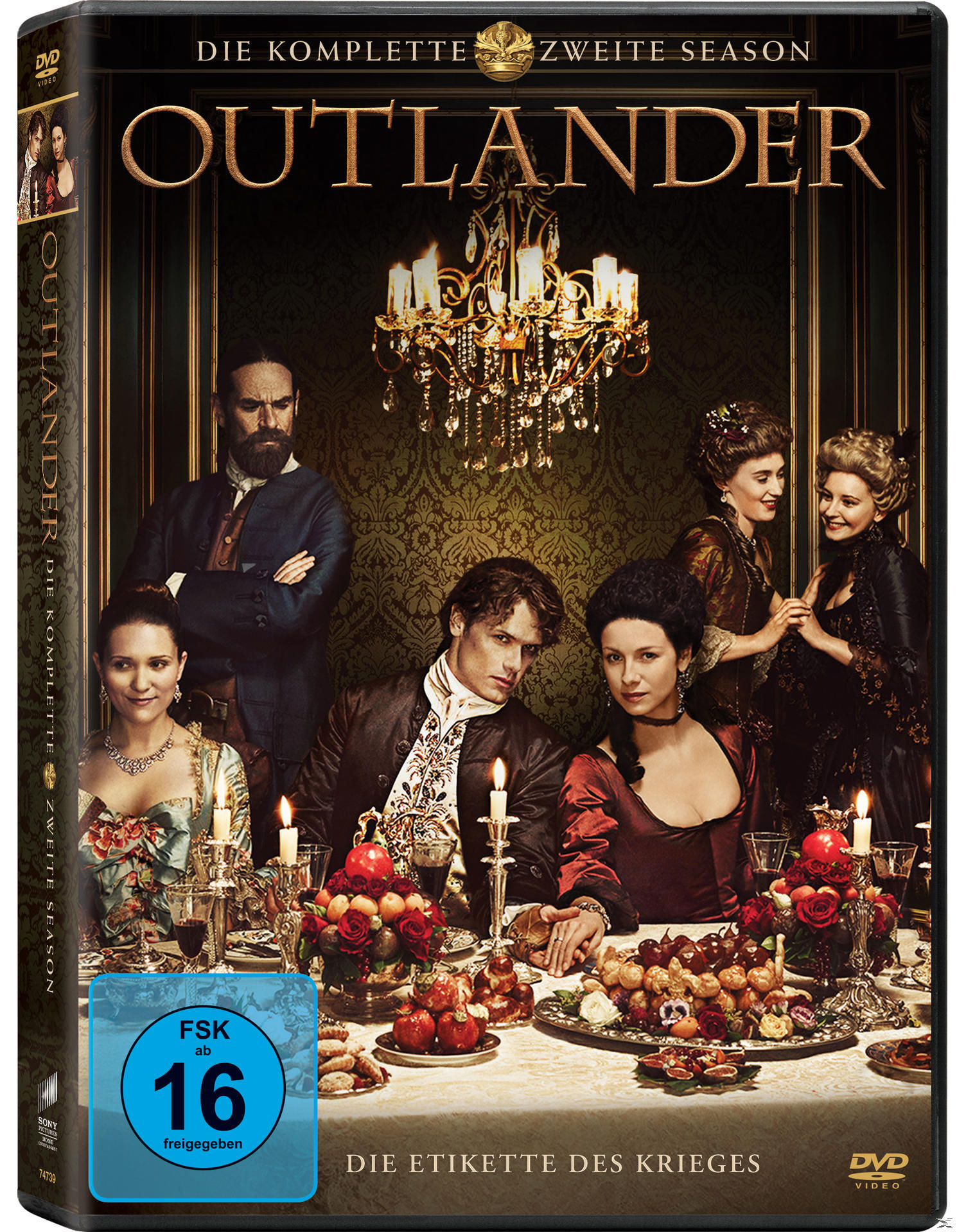 DVD-Cover: Gruppe von Leuten an einem Tisch, Kronleuchter, kunstvolles Ambiente. Dunkle Farben.