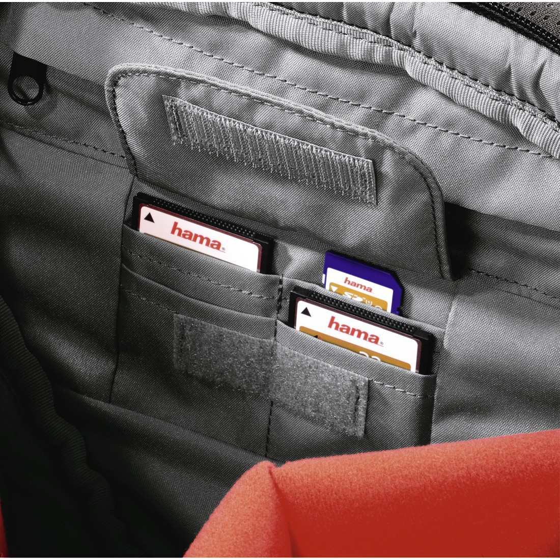 Intérieur d'un sac photo. Deux cartes mémoire dans des poches avec fermetures Velcro. Intérieur orange.