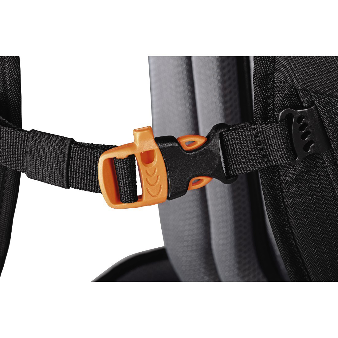Gros plan sur une sangle de sac à dos noire avec une boucle orange et un clip en plastique noir.