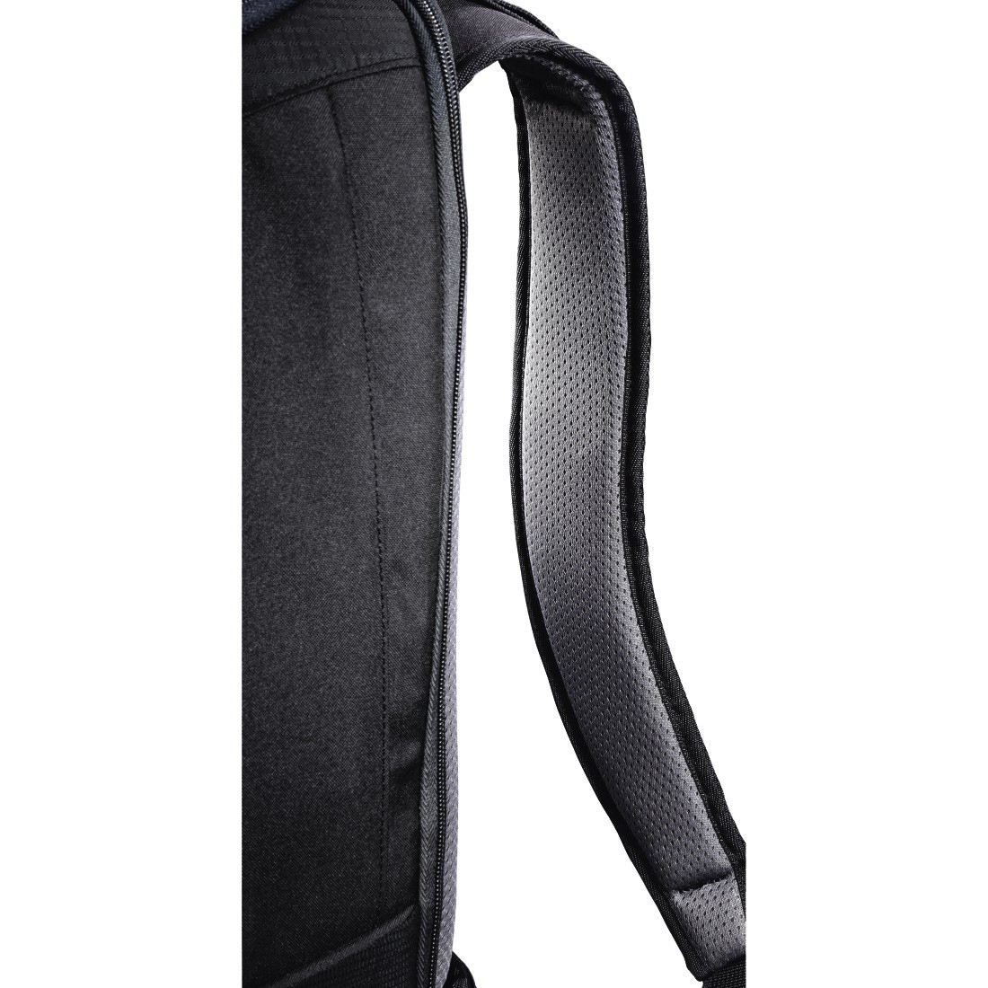 Une bretelle de sac à dos noire avec une section rembourrée. La bretelle a une surface texturée.