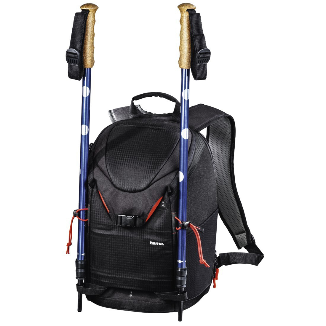 Sac à dos noir avec bâtons de trekking bleus attachés, sur fond blanc.