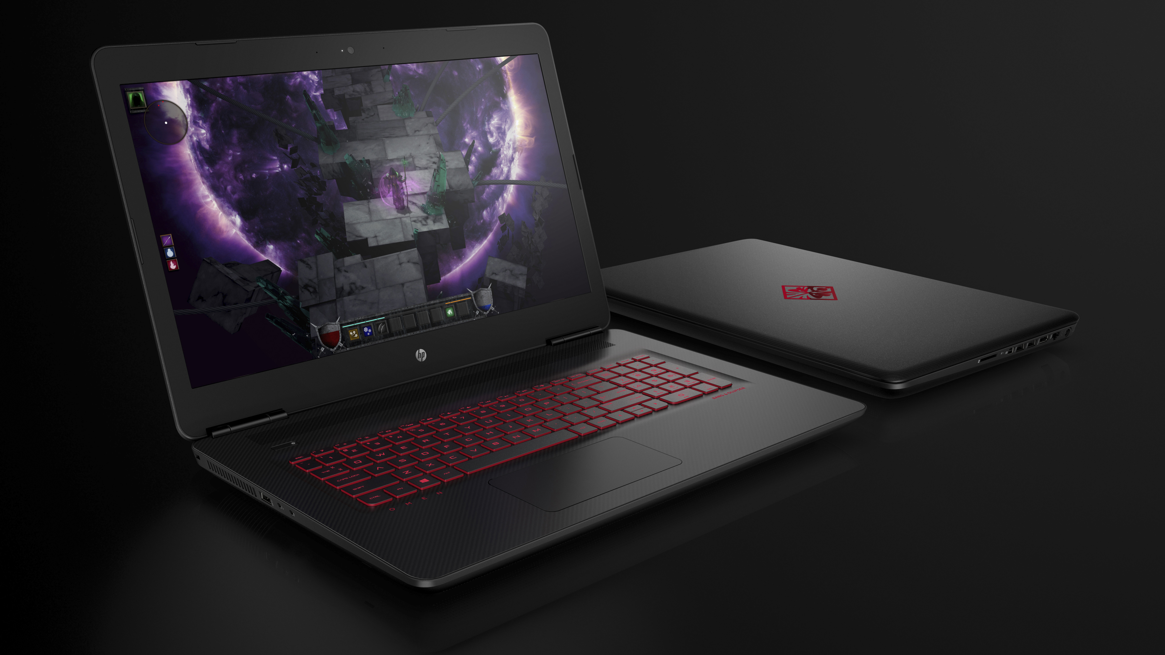 Schwarzer HP-Laptop mit roter Tastaturbeleuchtung, offen auf dunkler Oberfläche. Ein weiterer Laptop im Hintergrund.