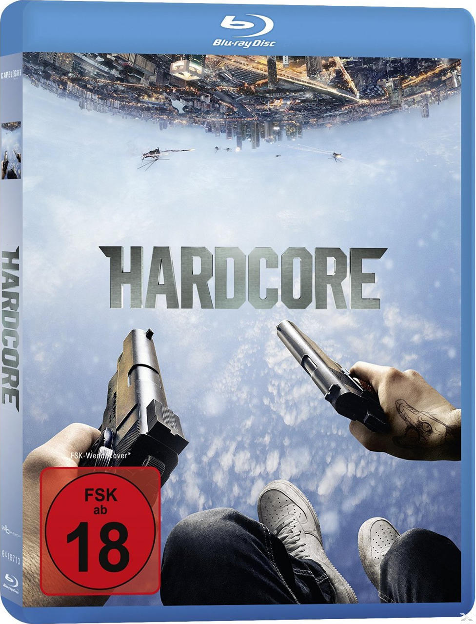 Blu-ray-Cover mit zwei Händen, die Waffen halten, einer Stadtkulisse und dem Filmtitel 'Hardcore'.