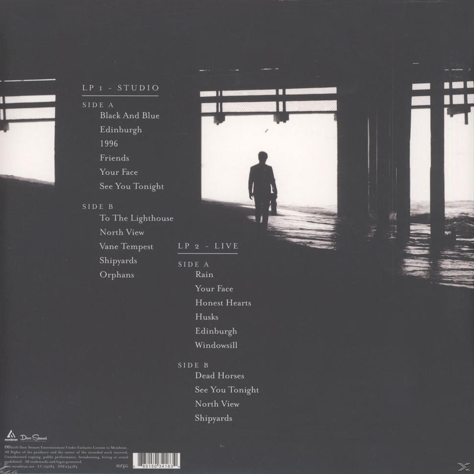 Albumcover: Silhouette eines Mannes, der auf einem Pier geht, mit einer Liste von Songtiteln. Schwarz und weiß.