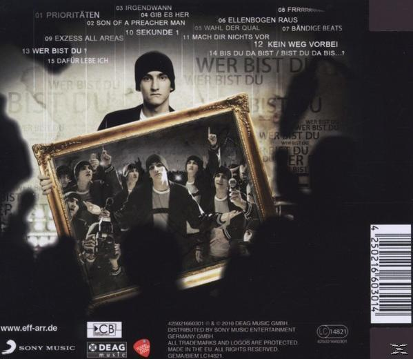 Albumcover mit einem Mann, der ein gerahmtes Bild hält. Text: Wer Bist Du?