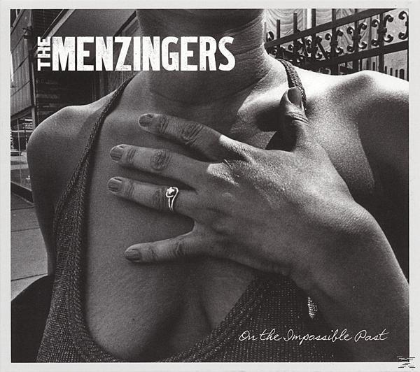 Monochrome Albumcover mit einer Hand einer Frau auf ihrer Brust. Titel: The Menzingers. Album: On the Impossible Past.