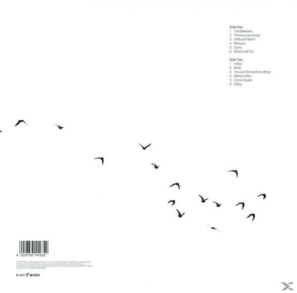 Album-Rückseite. Weißer Hintergrund mit Text. Silhouetten von Vögeln, die oben fliegen. Barcode unten links.
