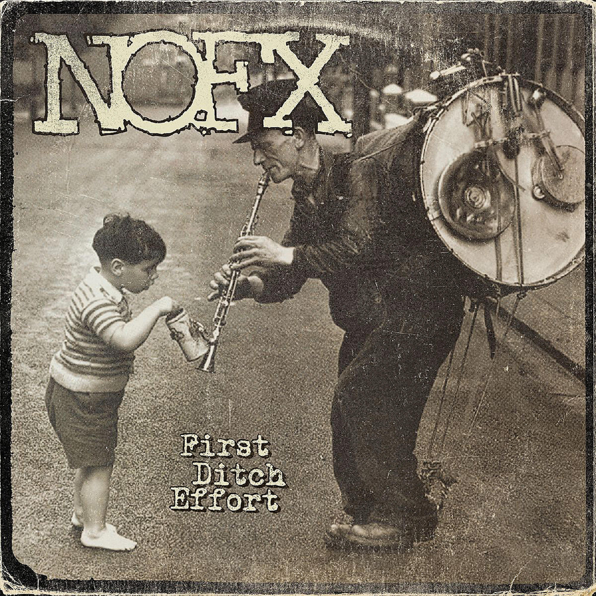 Schwarz-Weiß-Bild. Ein Mann spielt Klarinette für einen Jungen. Der Text lautet NOFX und First Ditch Effort.
