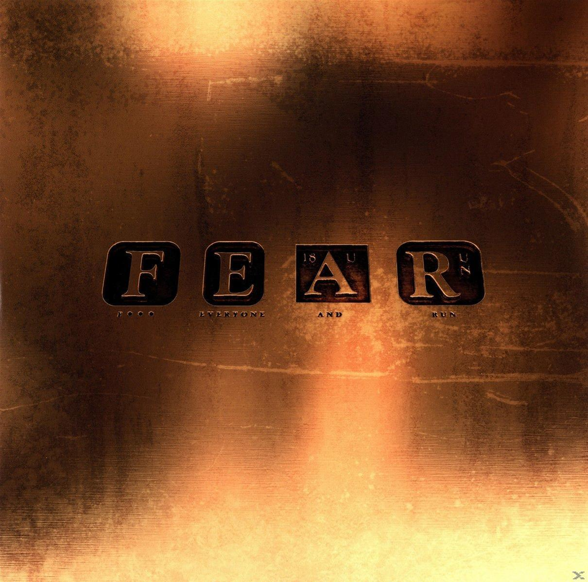 Text auf strukturiertem Hintergrund. Das Wort FEAR ist ausgeschrieben.