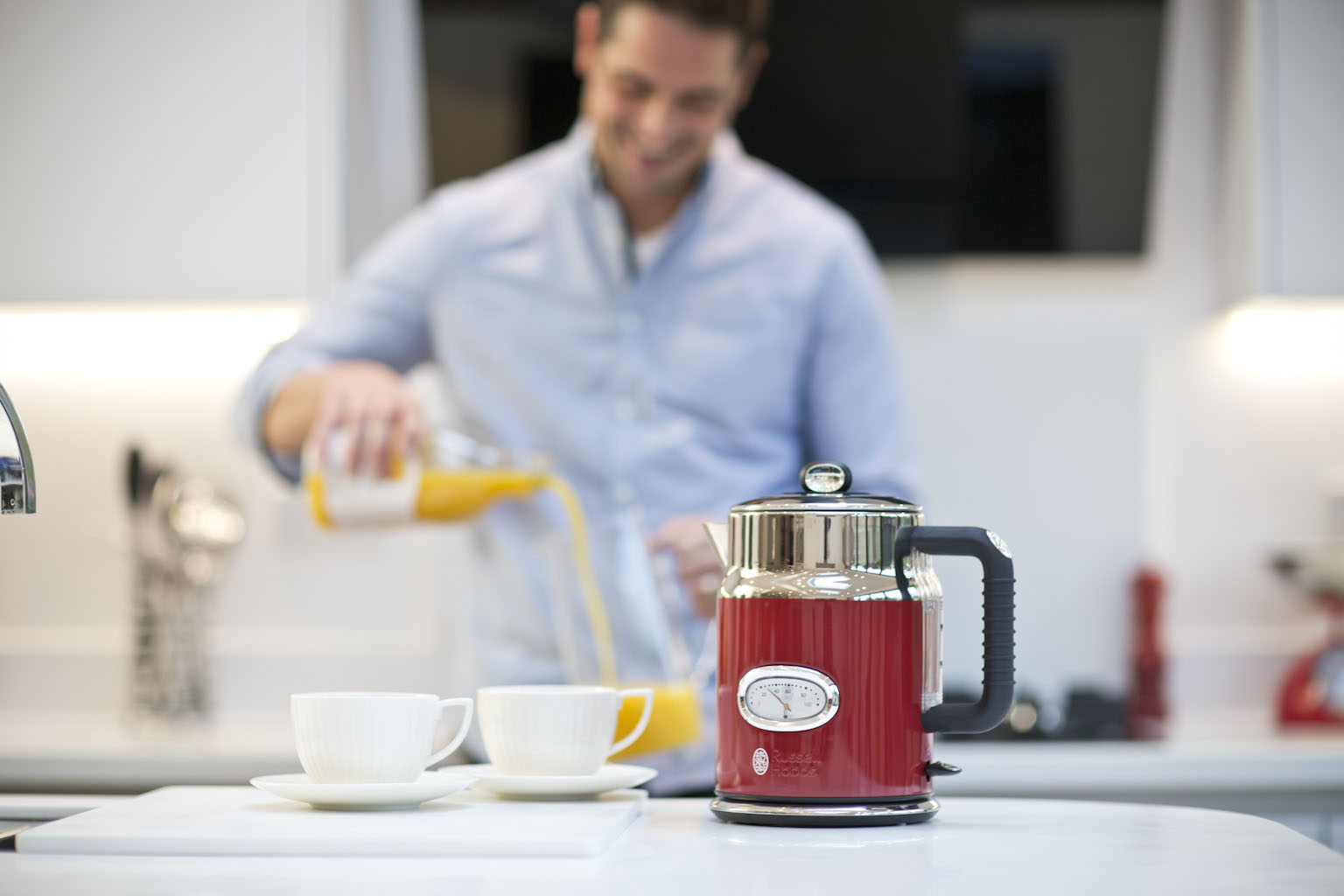 RUSSELL HOBBS Bouilloire Retro Ribbon (21670-70)