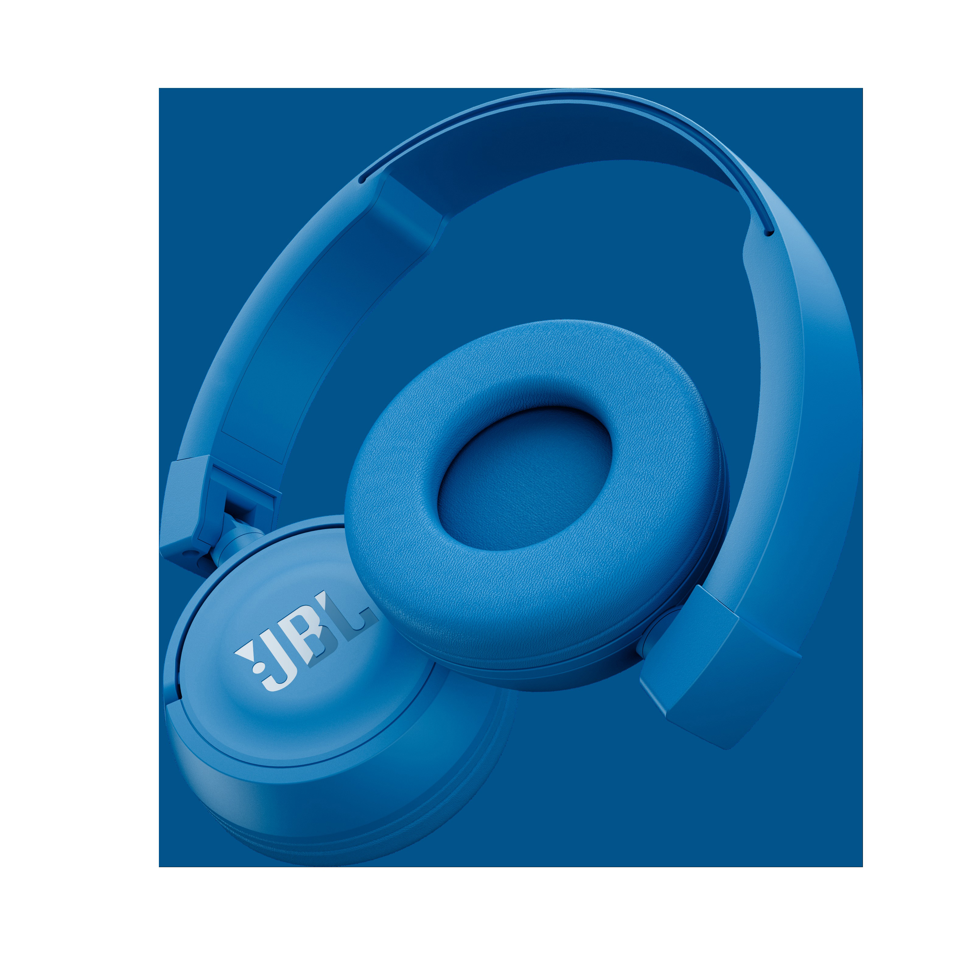 Blaue JBL-Kopfhörer, isoliert vor blauem Hintergrund, Nahaufnahme.