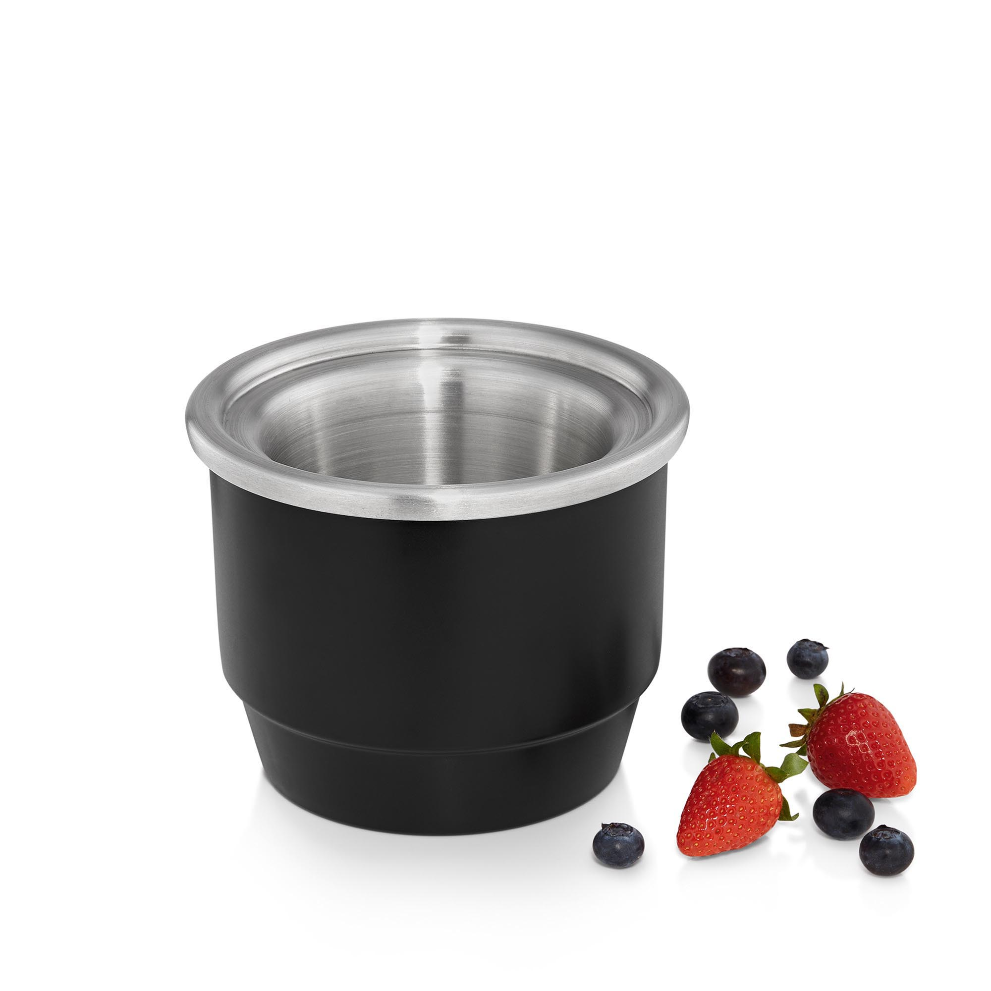 Ein schwarzer Behälter mit silbernem Rand, der Erdbeeren und Blaubeeren enthält. Weißer Hintergrund.