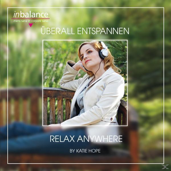 Eine Frau mit Kopfhörern sitzt auf einer Bank und entspannt sich, die Worte 'Relax Anywhere' werden angezeigt.