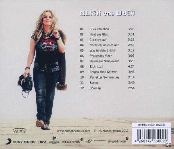 Gehende Frau mit Jacke und Tasche. Im Hintergrund eine Titelliste und der Albumtitel.