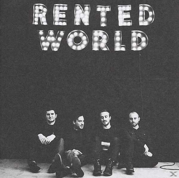 Vier Personen sitzen in einer Reihe vor schwarzem Hintergrund, unter einem Schild mit 'RENTED WORLD'.