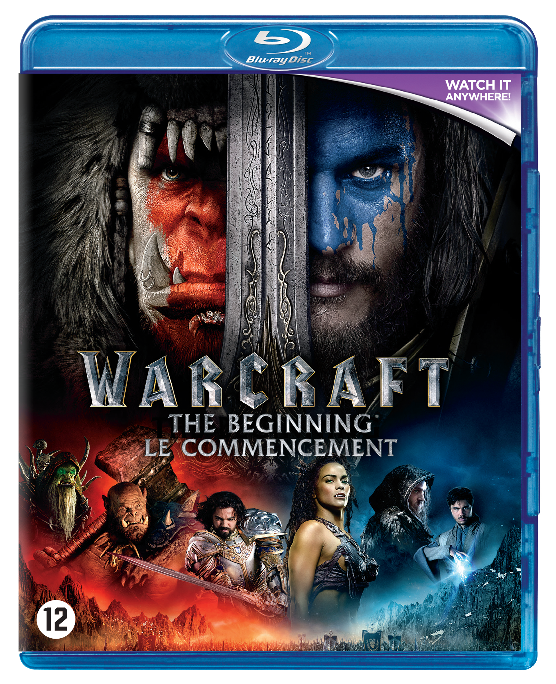 Blu-ray cover van de film 'Warcraft'. Toont twee krijgers, een zwaard en andere personages.