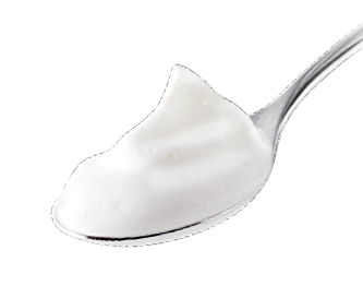 Een lepel met een witte, slagroomachtige substantie, tegen een witte achtergrond.
