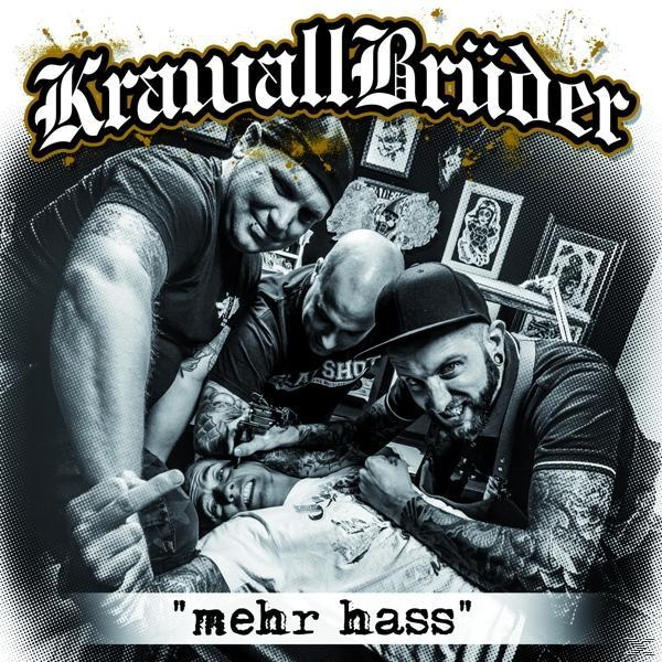 Gruppe von Männern, die eine Person tätowieren. Tattoo-Studio-Interieur mit Wänden voller Tattoo-Kunst. Schwarz und Weiß.