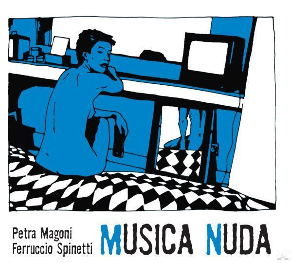 Blau-weiße Illustration einer Frau auf einem Bett. Der Text lautet "Musica Nuda" in Schwarz.