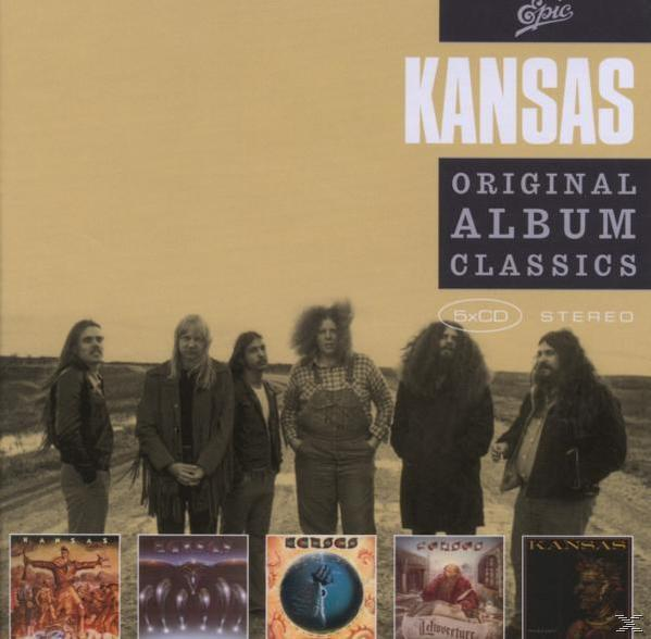 Albumcover von 'Kansas' mit den Bandmitgliedern, die vor einer sepiafarbenen Landschaft stehen.