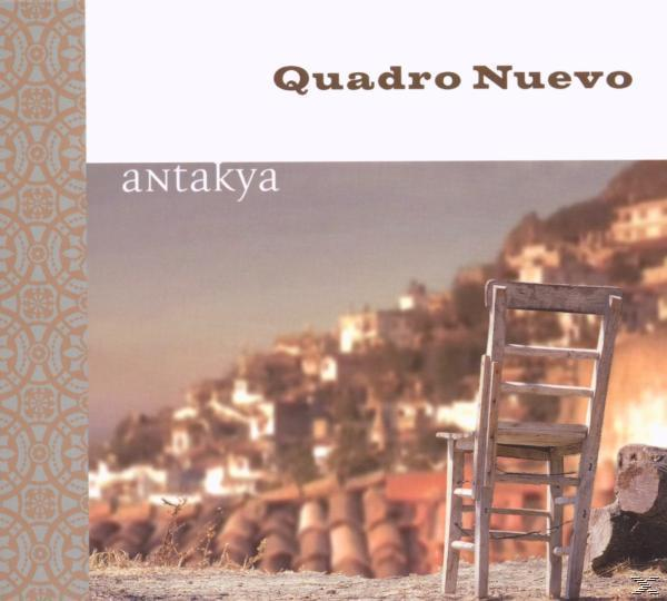 CD-Cover mit verschwommenem Hintergrund einer Stadt und zwei Holzstühlen, Text: Quadro Nuevo.
