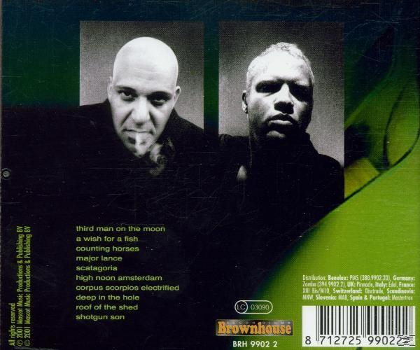 Zwei Männer auf einem CD-Cover. Einer raucht. Text enthält Albumtitel.