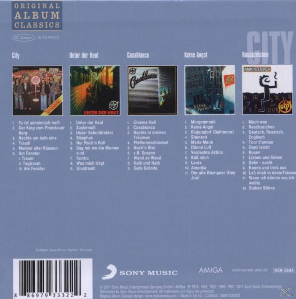 CD-Cover mit Bandfotos, Albumtiteln und Songtiteln, mit einem Logo.