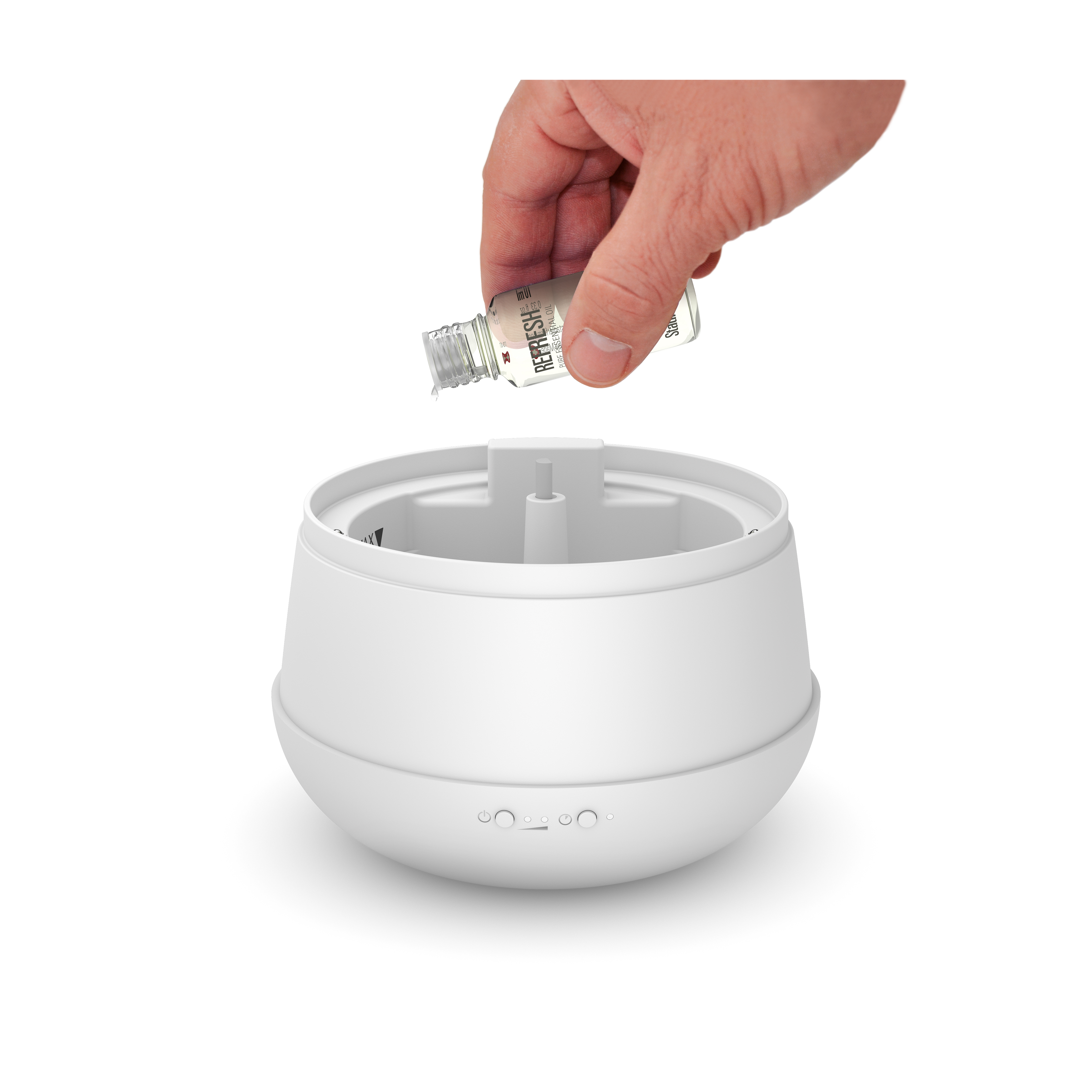 Hand gießt Öl in einen weißen, runden Diffusor für ätherische Öle.