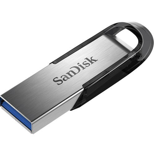 Gümüş renkli bir USB sürücü. Üzerinde SanDisk logosu basılıdır ve mavi bir USB konektörüne sahiptir.