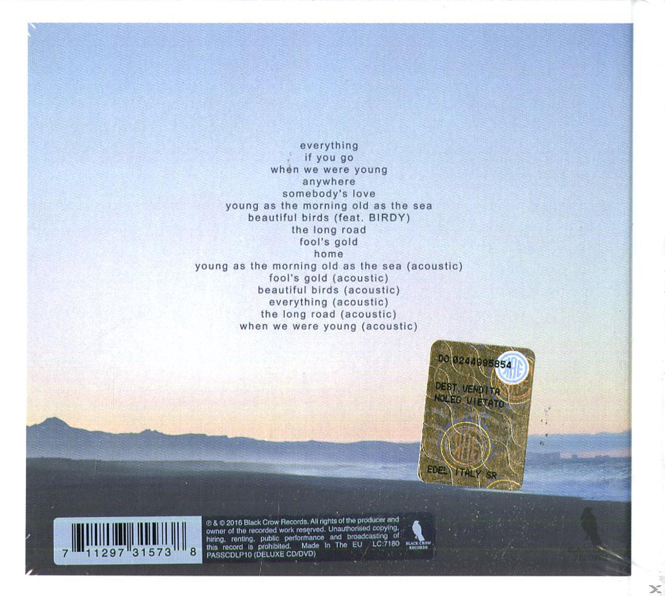Rückseite einer CD-Hülle mit Songtiteln und Barcode, mit malerischem Strand bei Sonnenuntergang.